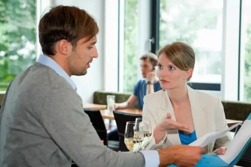 资深HR如何通过语言艺术助力教育咨询行业人才发展